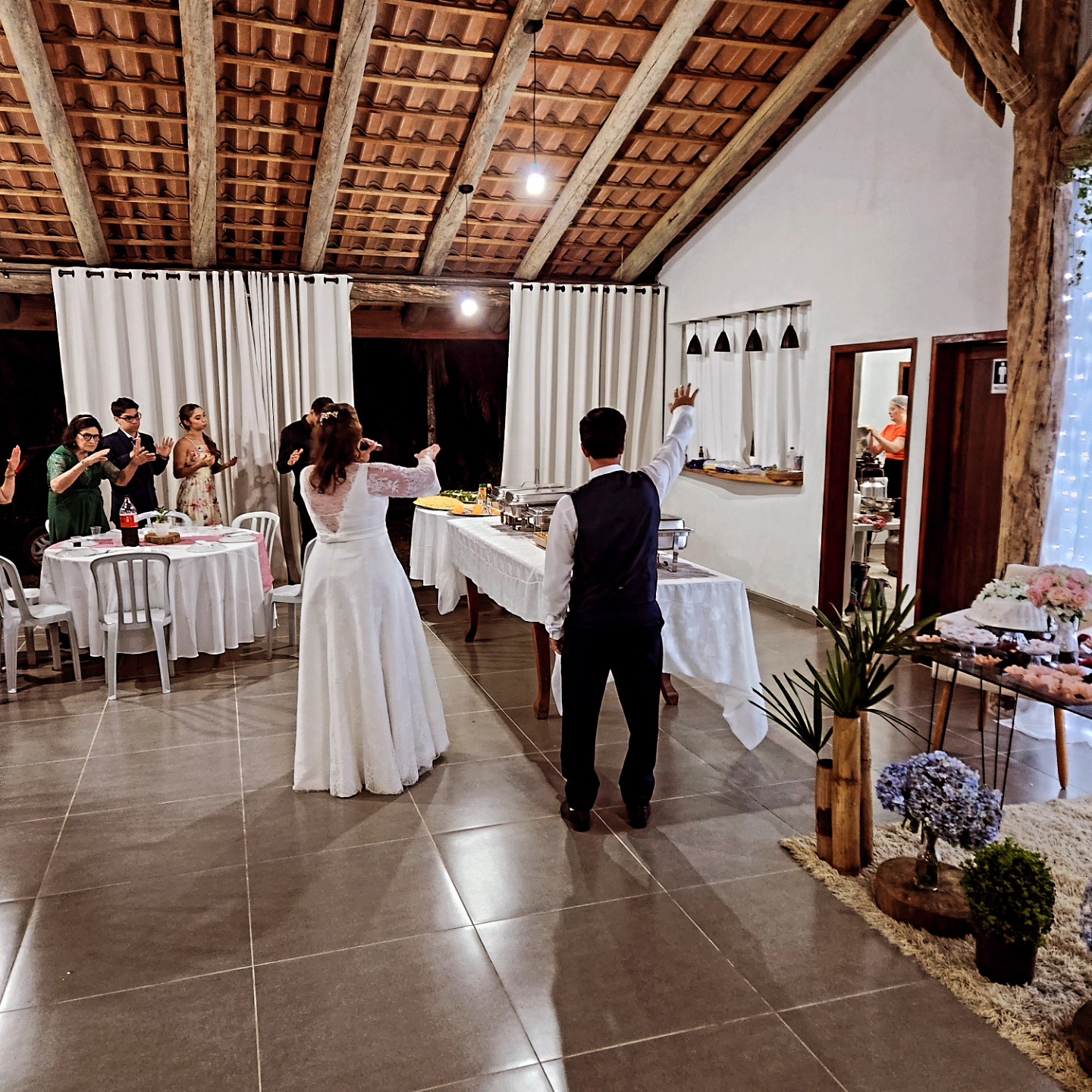 Evento no Rancho 517 — pessoas celebrando